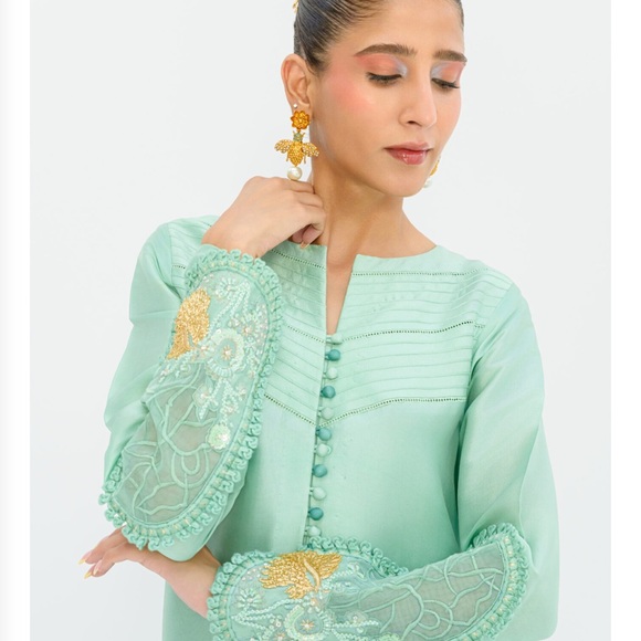 Sofia Naveed Lari Green Embellished Long Sleeve Kameez - Picture 2 of 7